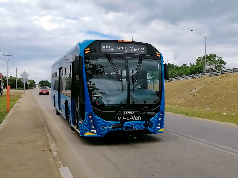 An electric Va y Ven bus in Mérida.