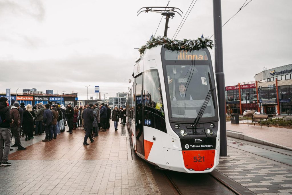 A busy Tram in Estonia with many passengers waiting to board.