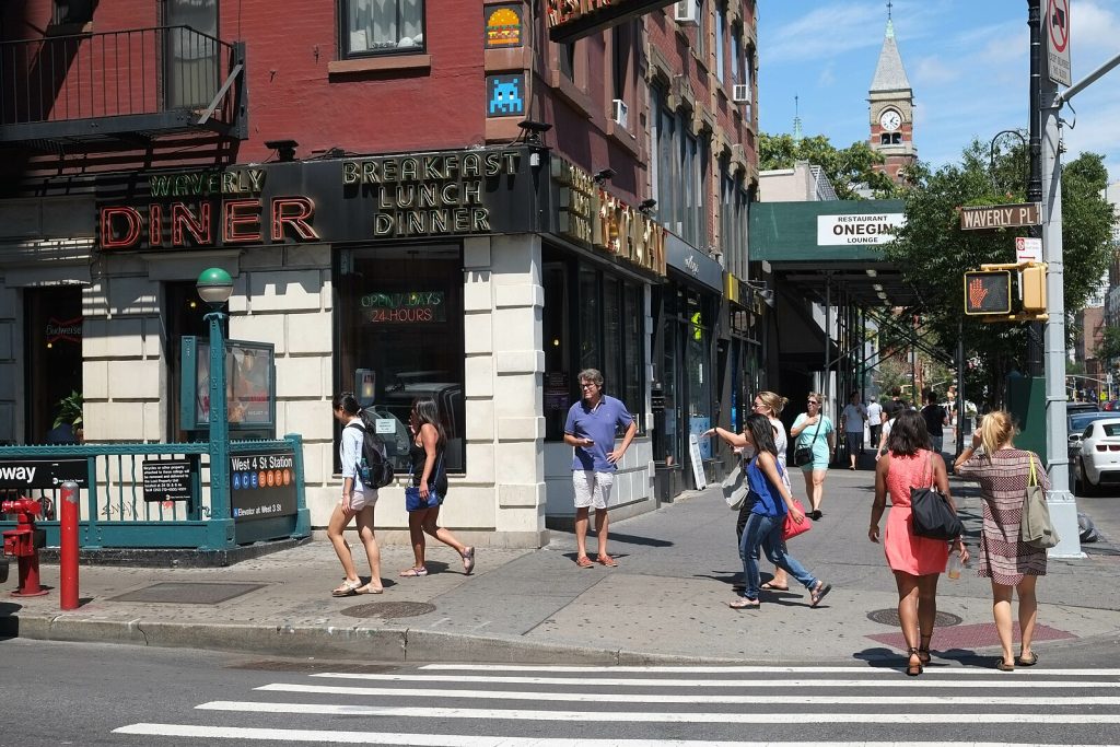 Pedestrian crossing in Manhattan. Paul Sableman | Wikimedia Commons 