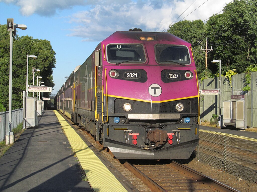 MBTA train at Westborough Station. Pi | Wikimedia Commons
