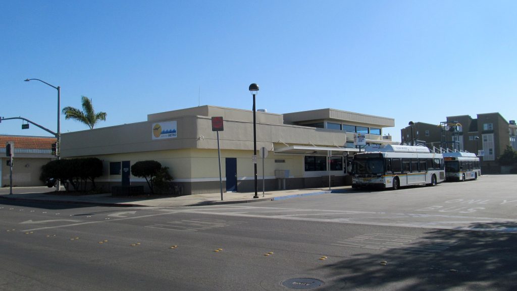 Watsonville bus terminal in October 2017. Pi.1415926535 | Wikimedia